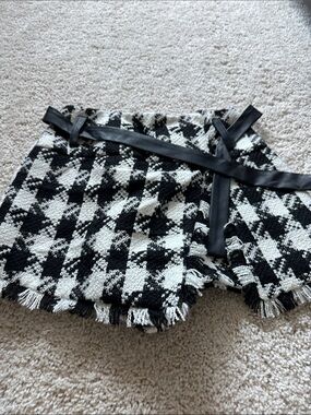 VENUS Black & White Houndstooth Tweed Skort with Belt